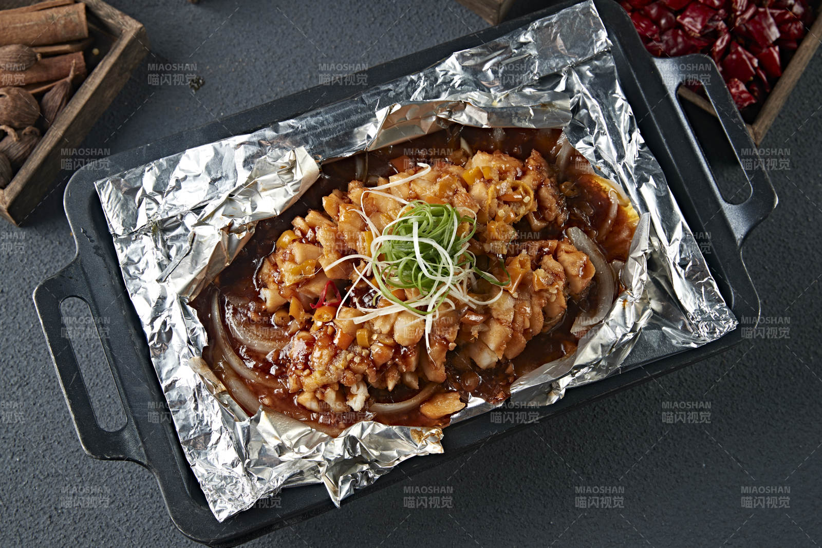 铁板锡纸烤鲈鱼图片