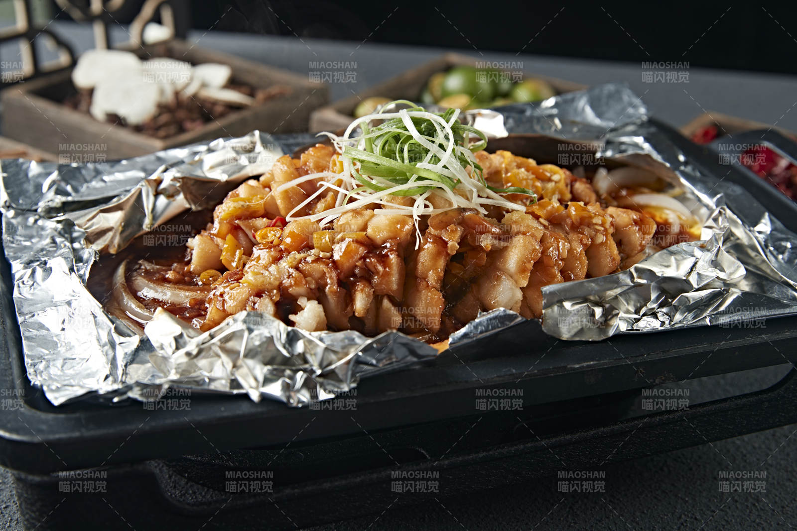 铁板锡纸烤鲈鱼图片