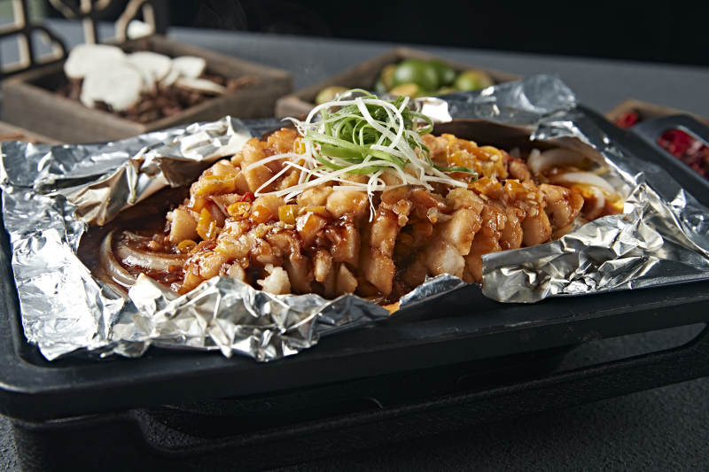 铁板锡纸烤鲈鱼图片