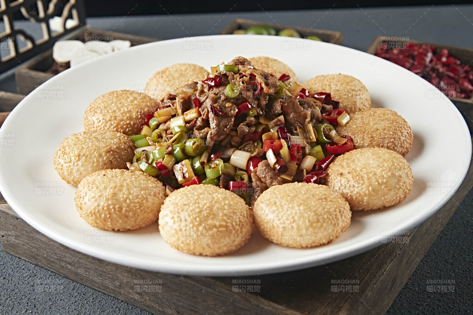 芝麻锅盔配辣炒黄牛肉图片