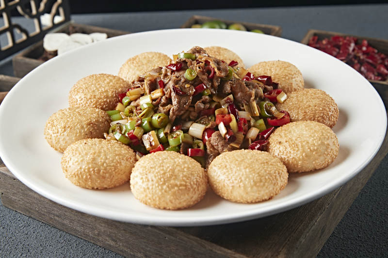芝麻锅盔配辣炒黄牛肉图片