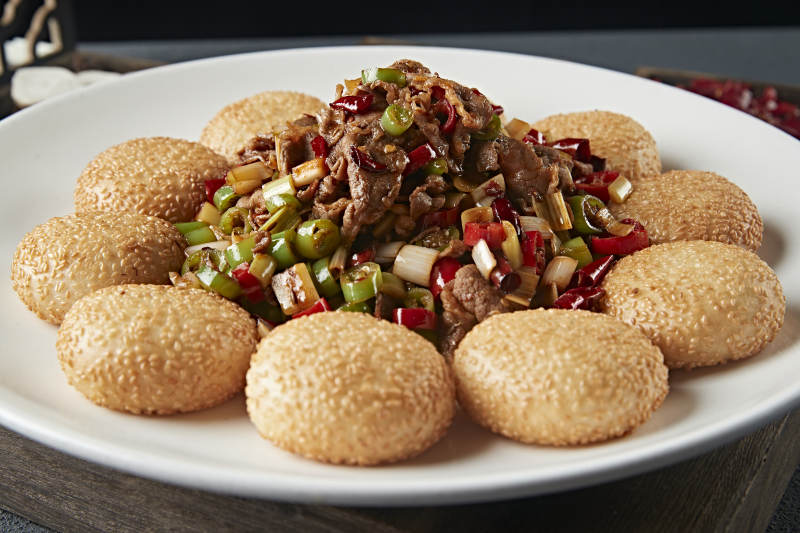 芝麻锅盔配辣炒黄牛肉图片