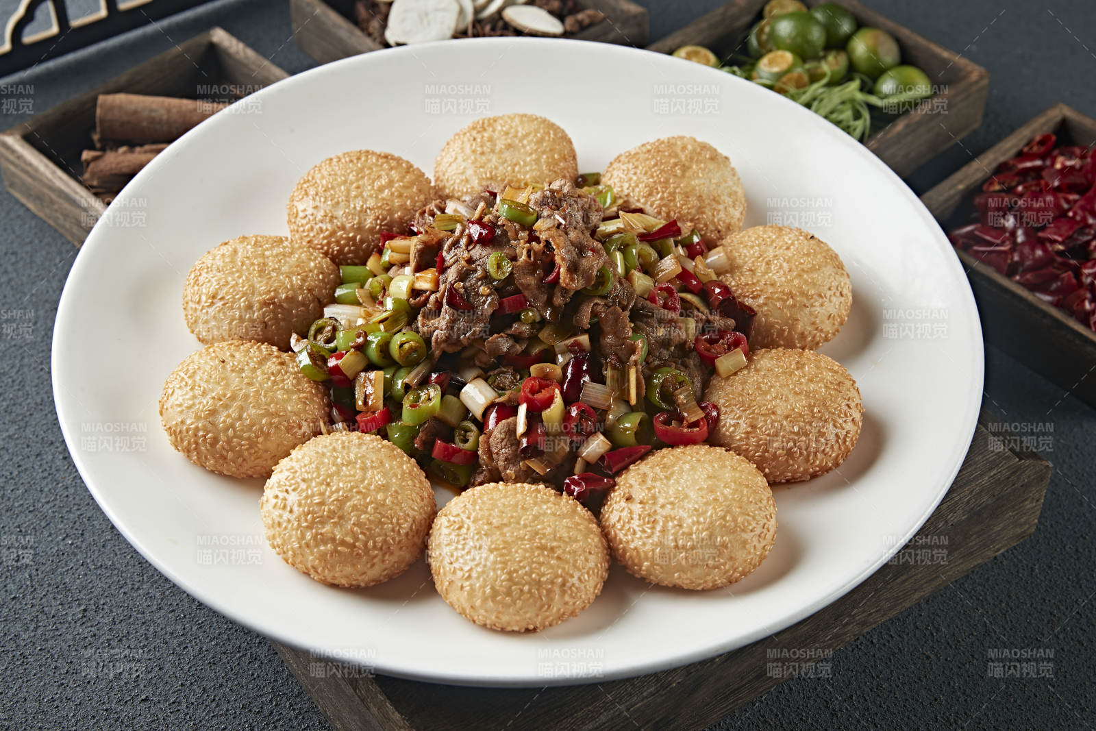 芝麻锅盔配辣炒黄牛肉图片