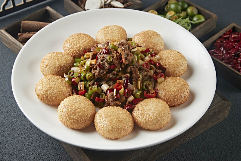 芝麻锅盔配辣炒黄牛肉图片