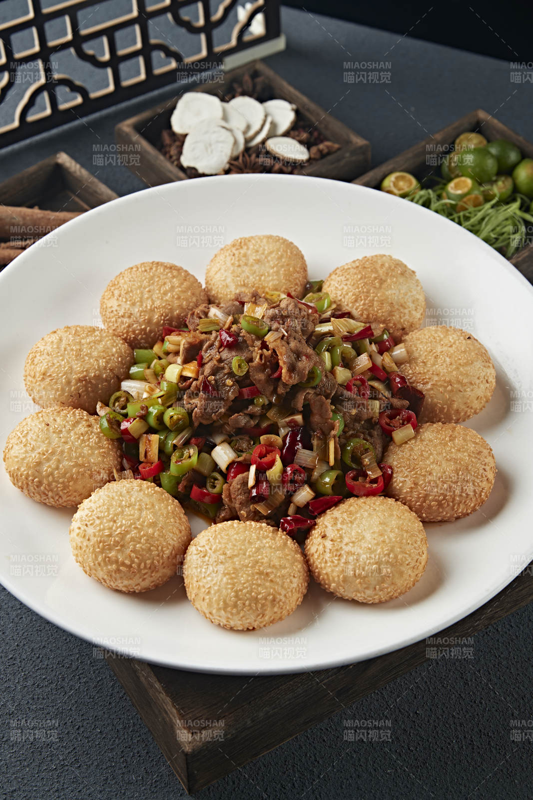 芝麻锅盔配辣炒黄牛肉图片