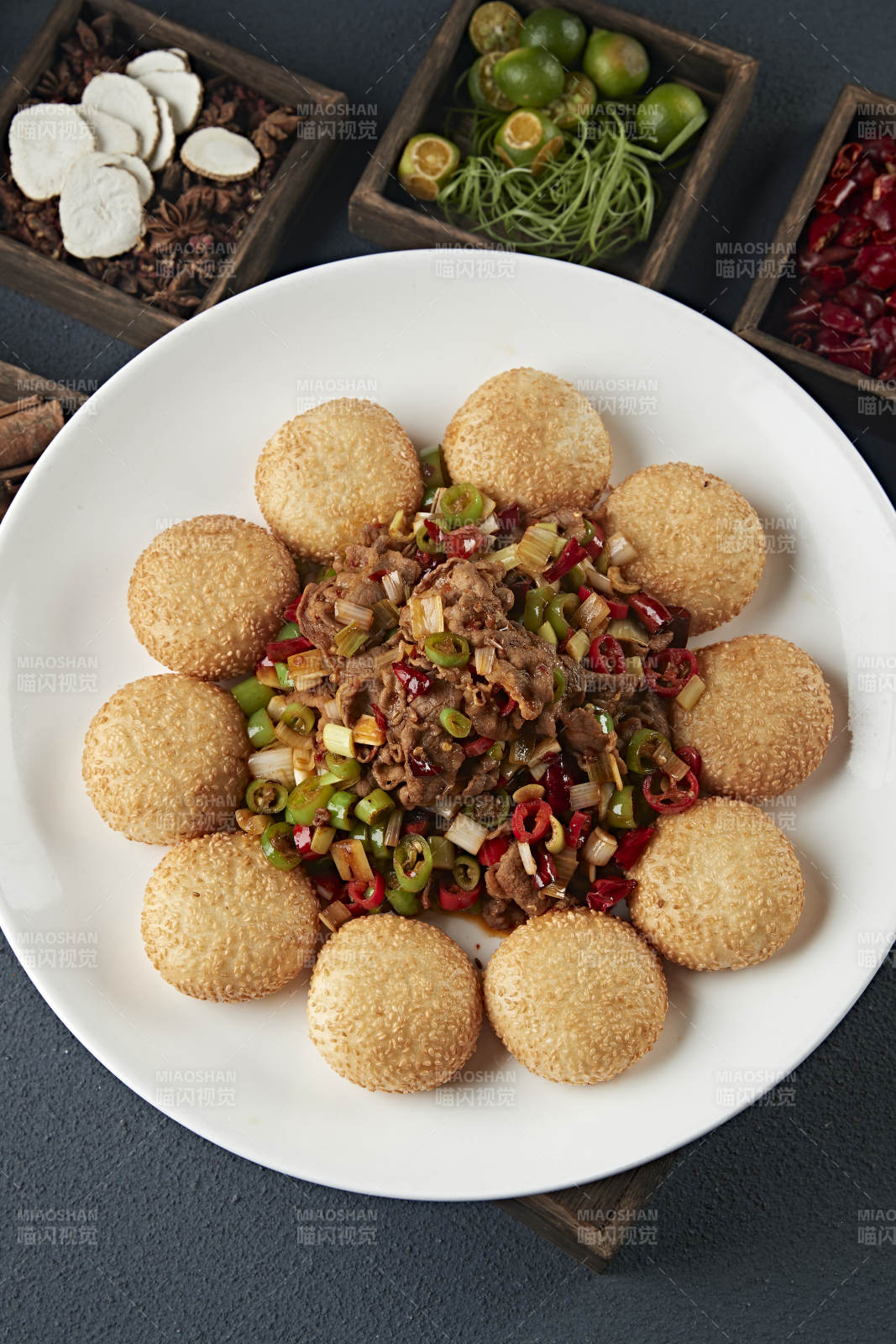 芝麻锅盔配辣炒黄牛肉图片