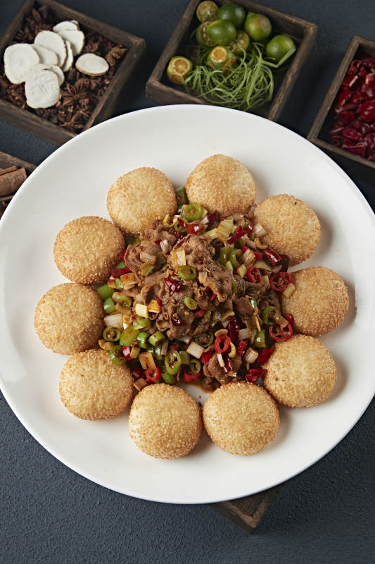 芝麻锅盔配辣炒黄牛肉图片