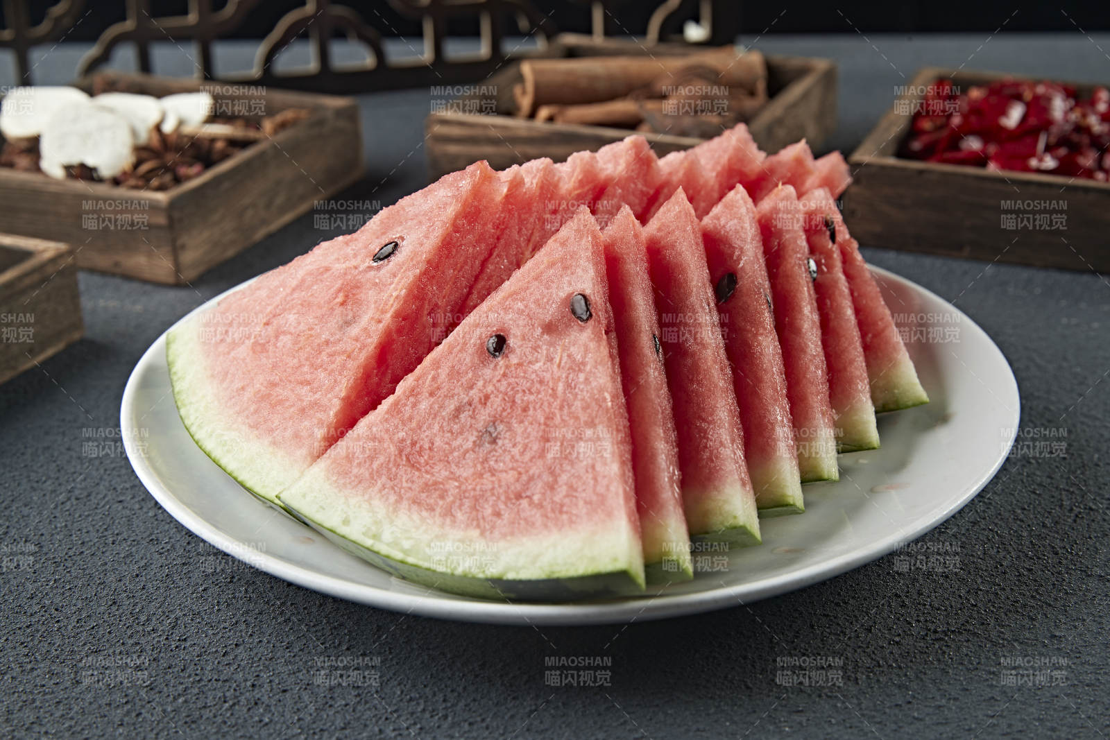 一盘切好的美味西瓜图片