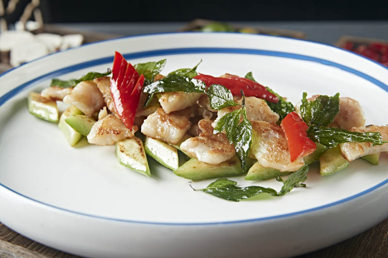 彩椒薄荷配香煎鳕鱼肉图片