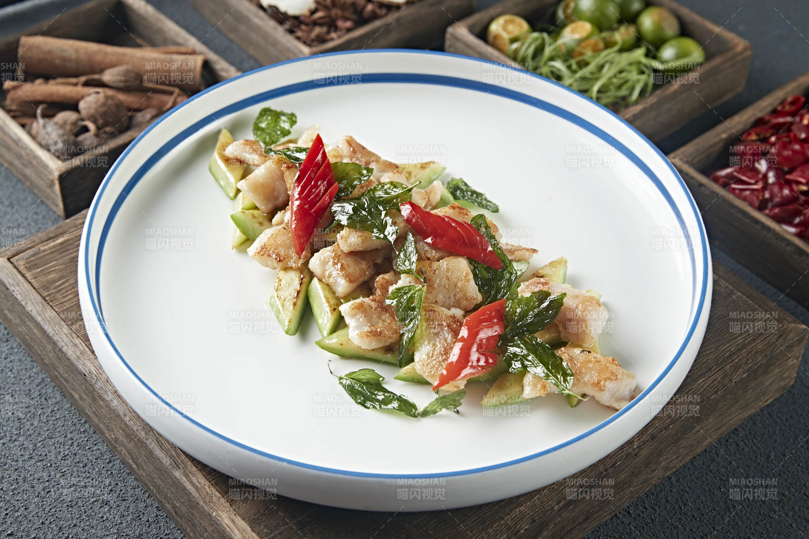 彩椒薄荷配香煎鳕鱼肉图片