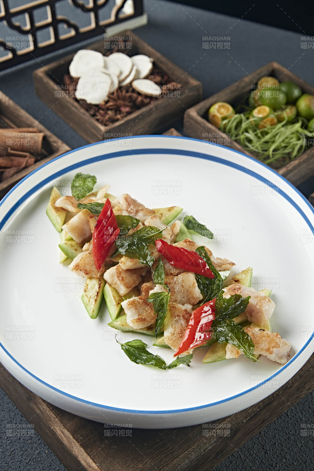 彩椒薄荷配香煎鳕鱼肉图片