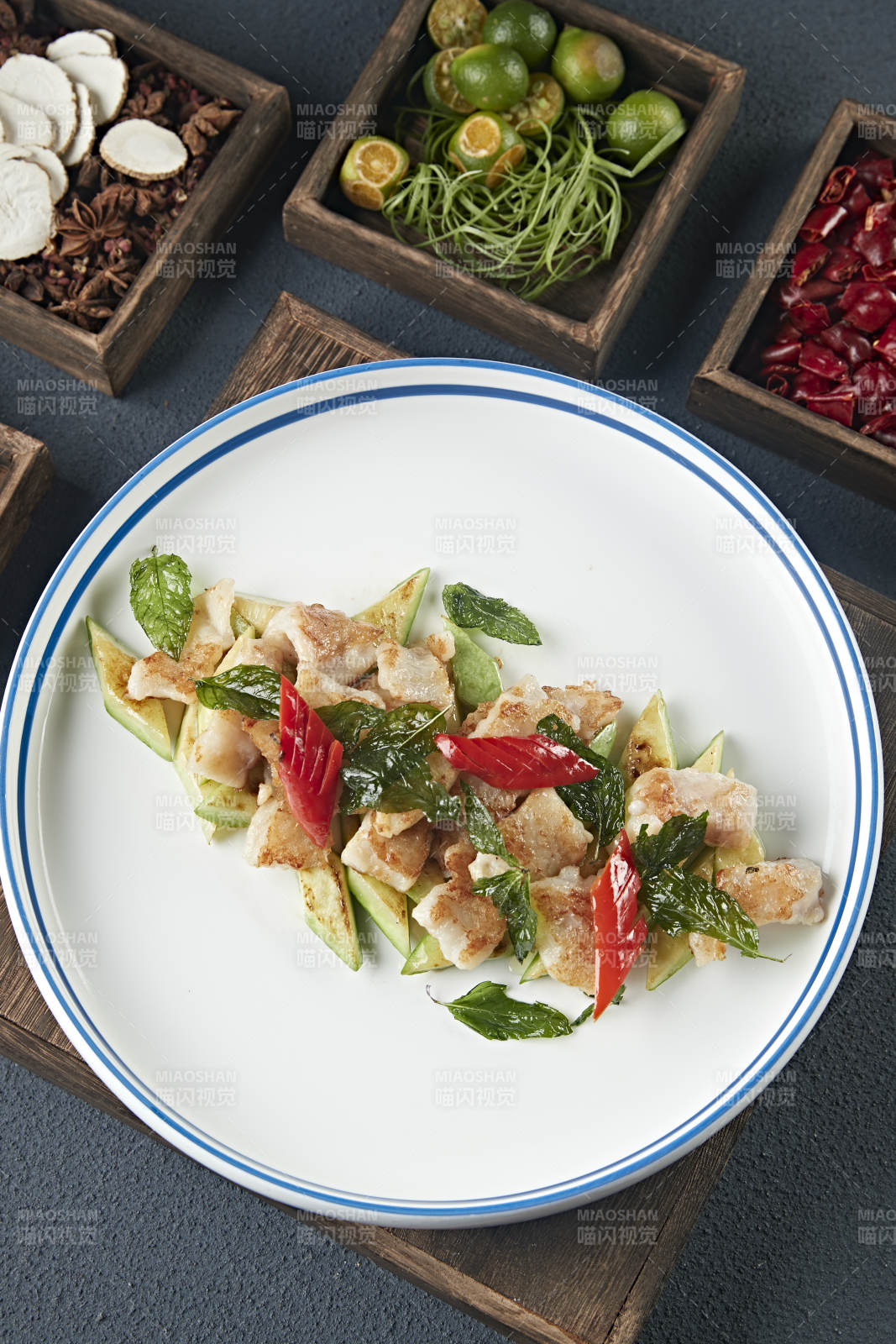 彩椒薄荷配香煎鳕鱼肉图片