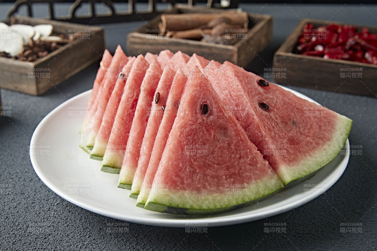 一盘切好的美味西瓜图片