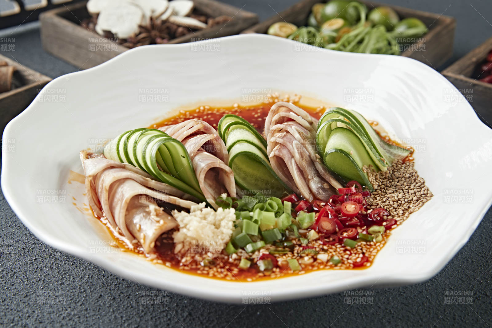 美味凉菜香辣压猪耳脆切片配乳瓜图片