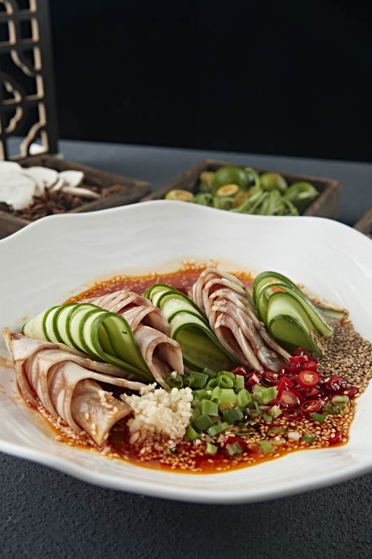 美味凉菜香辣压猪耳脆切片配乳瓜图片