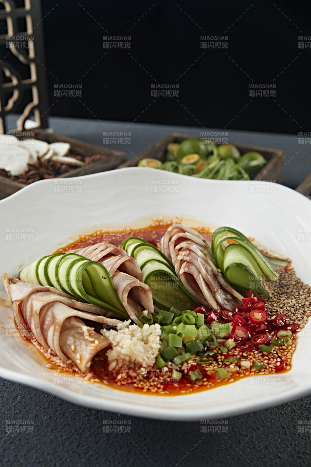 美味凉菜香辣压猪耳脆切片配乳瓜图片