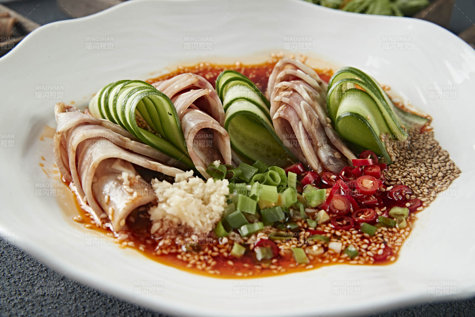 美味凉菜香辣压猪耳脆切片配乳瓜图片