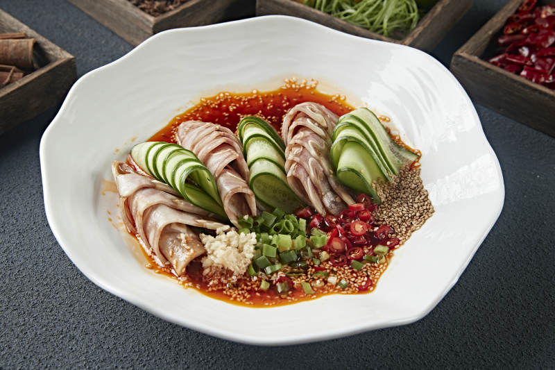 美味凉菜香辣压猪耳脆切片配乳瓜图片