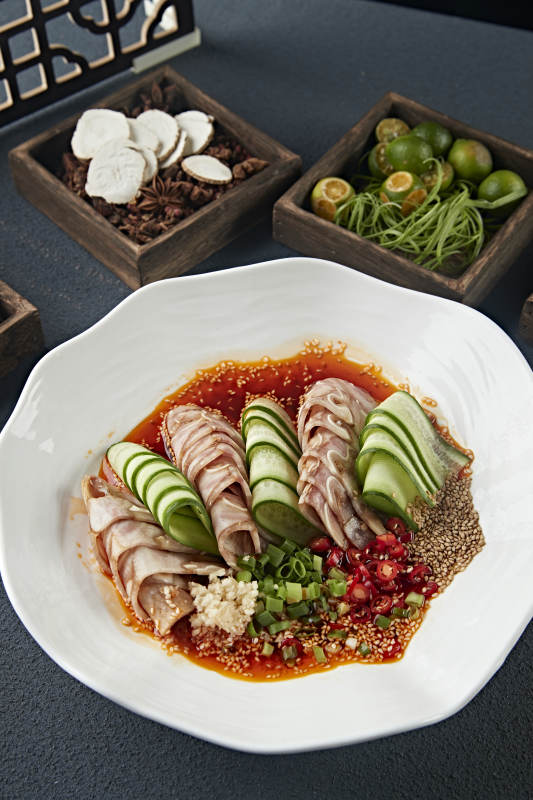 美味凉菜香辣压猪耳脆切片配乳瓜图片