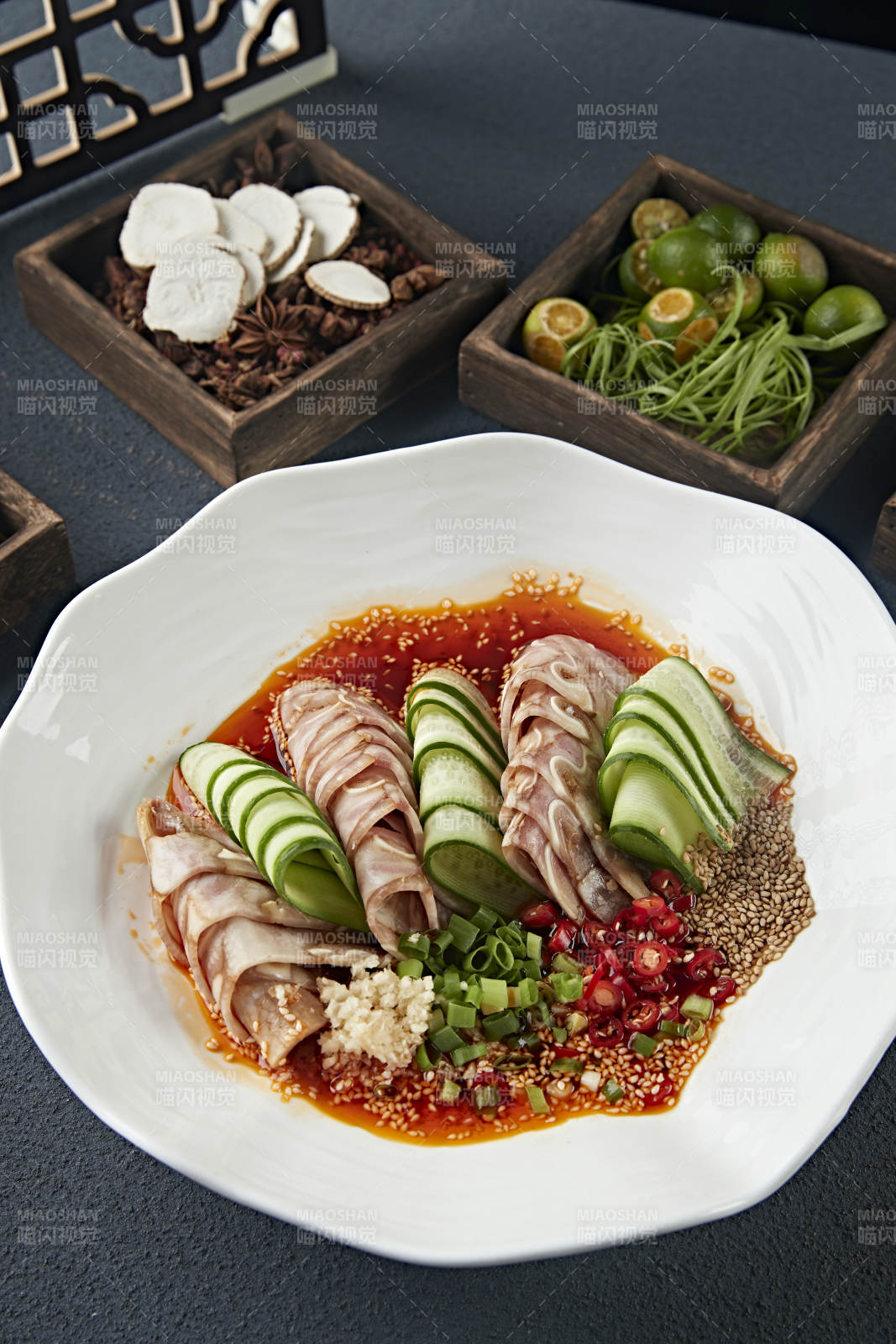 美味凉菜香辣压猪耳脆切片配乳瓜图片