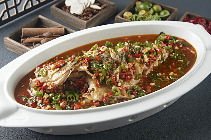 米椒香辣红烧野生海鲈鱼图片