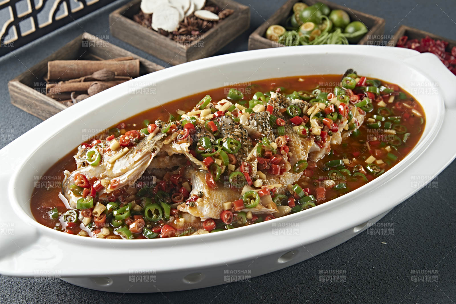 米椒香辣红烧野生海鲈鱼图片