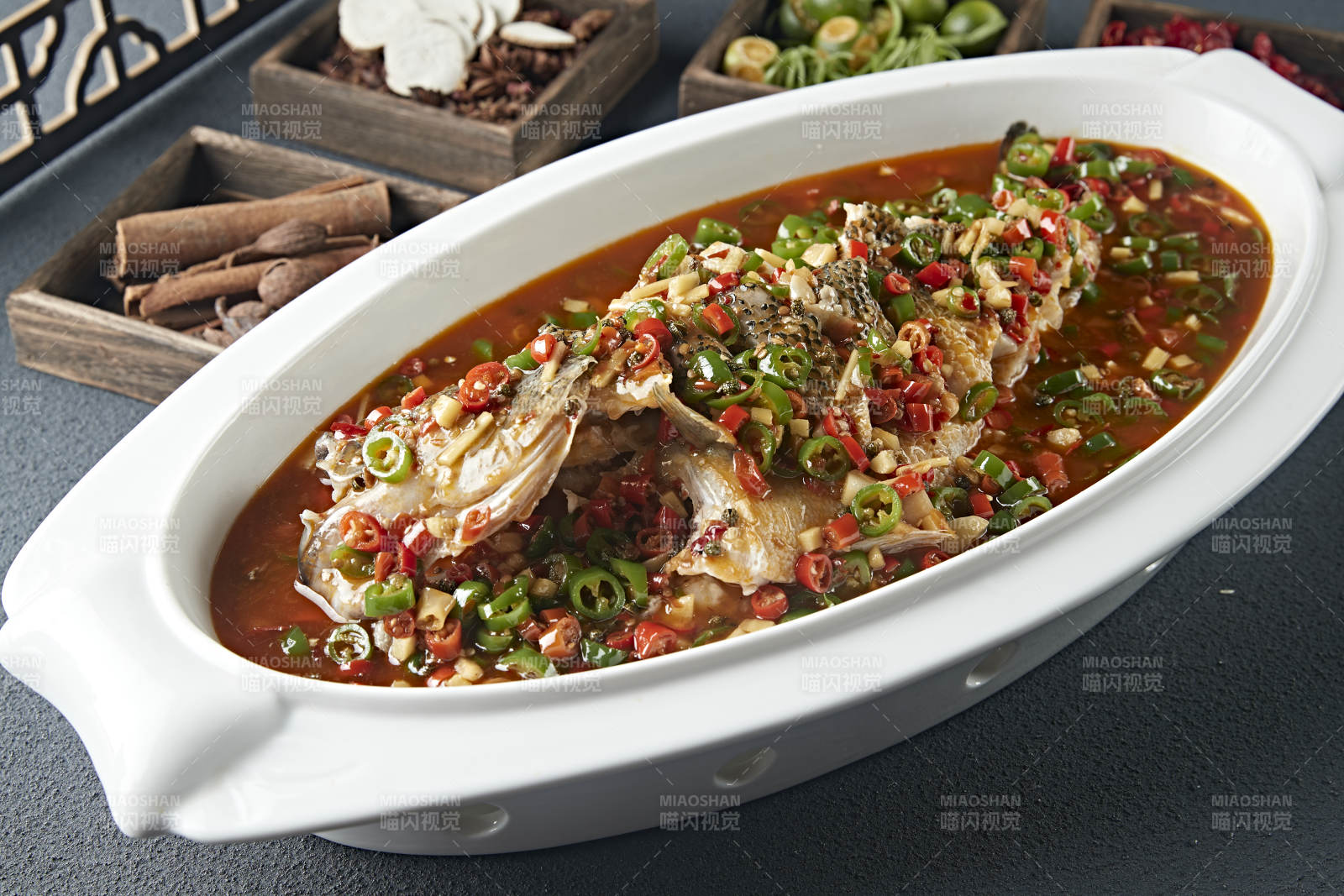 米椒香辣红烧野生海鲈鱼图片