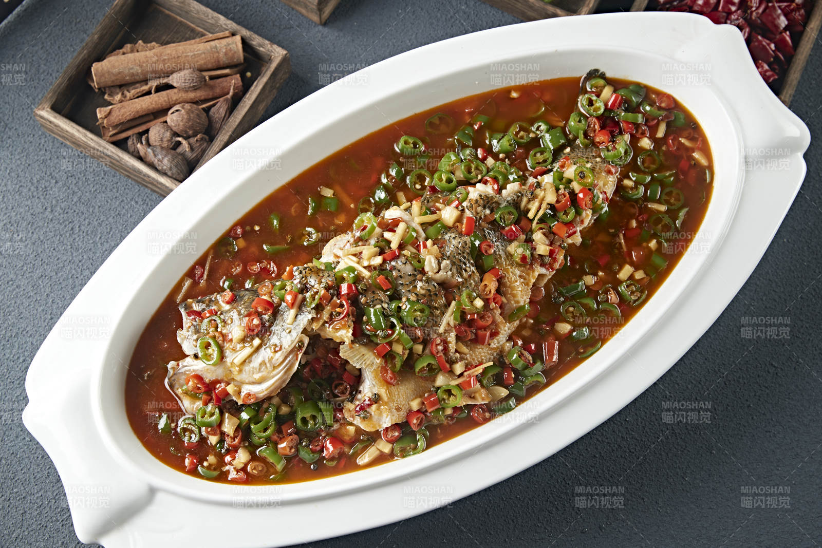 米椒香辣红烧野生海鲈鱼图片