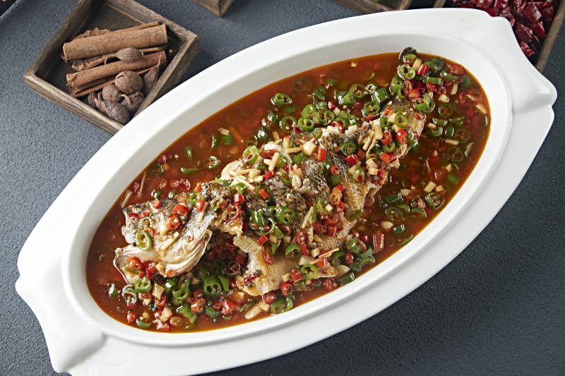 米椒香辣红烧野生海鲈鱼图片