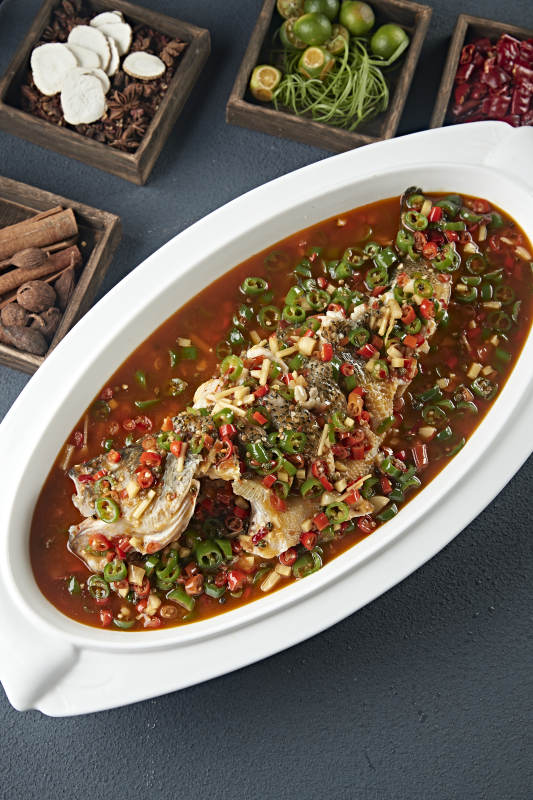 米椒香辣红烧野生海鲈鱼图片