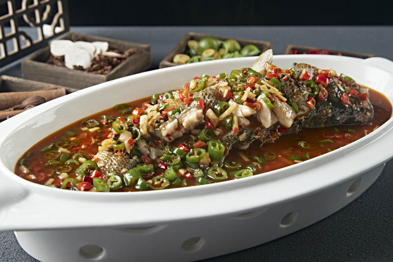 米椒香辣红烧野生海鲈鱼图片