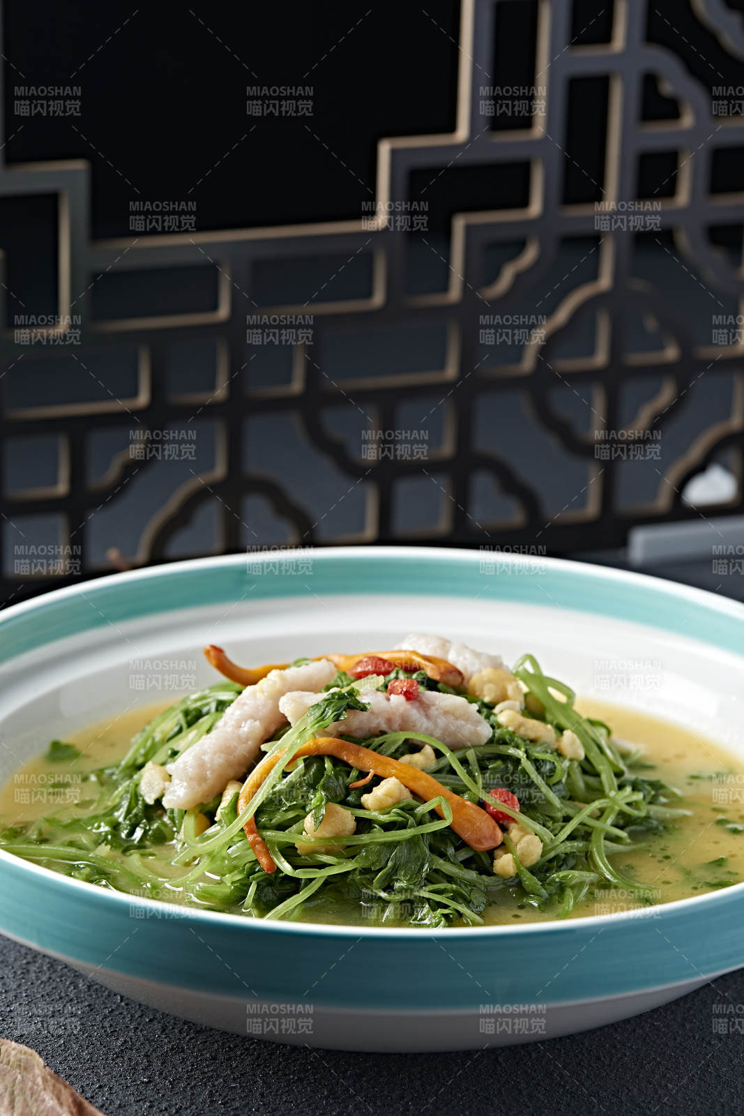 枸杞浓汤炖青菜苗鱼滑图片