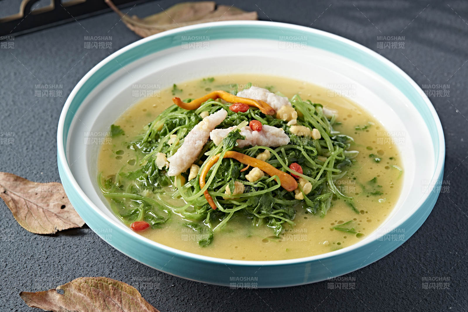 枸杞浓汤炖青菜苗鱼滑图片