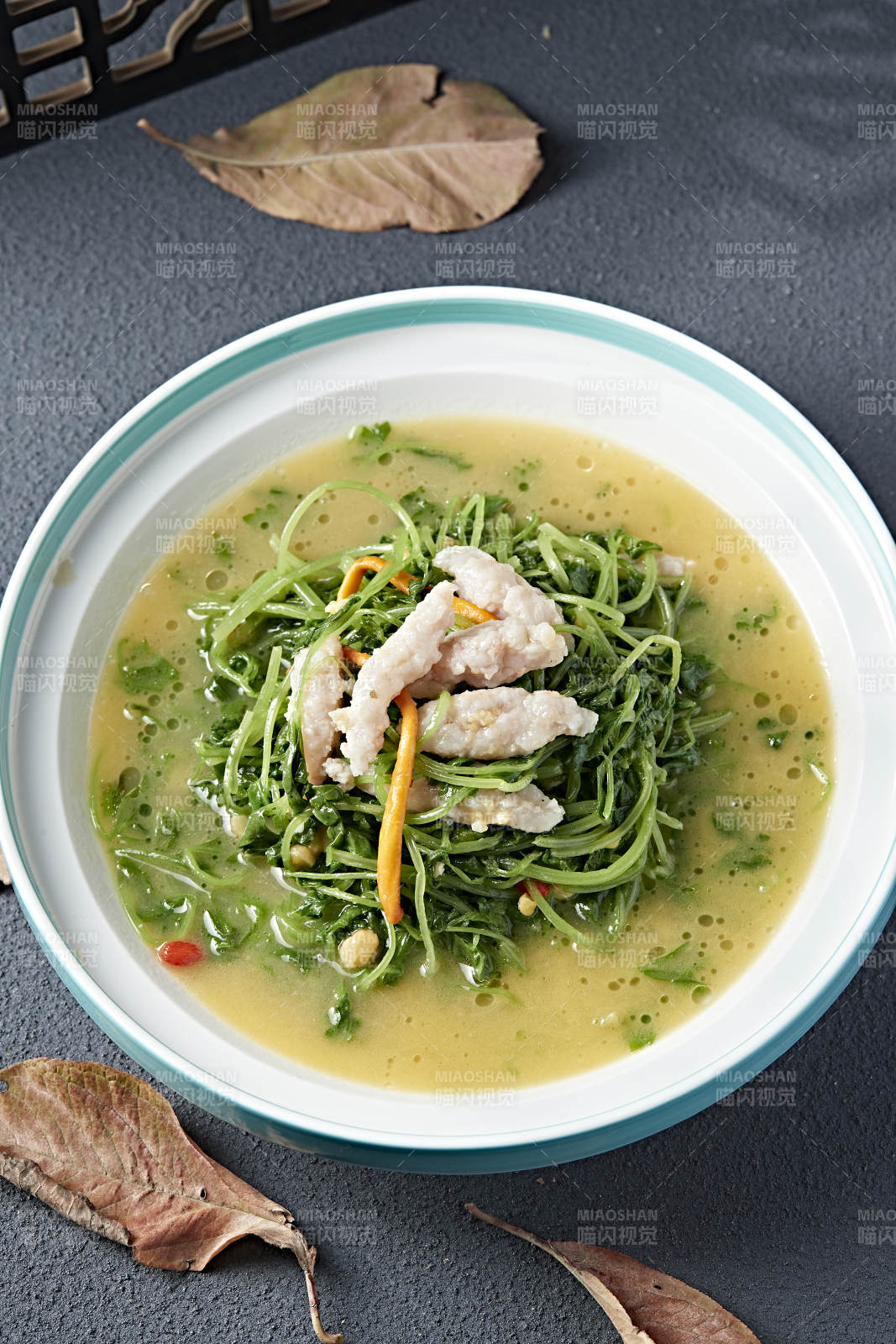 枸杞浓汤炖青菜苗鱼滑图片