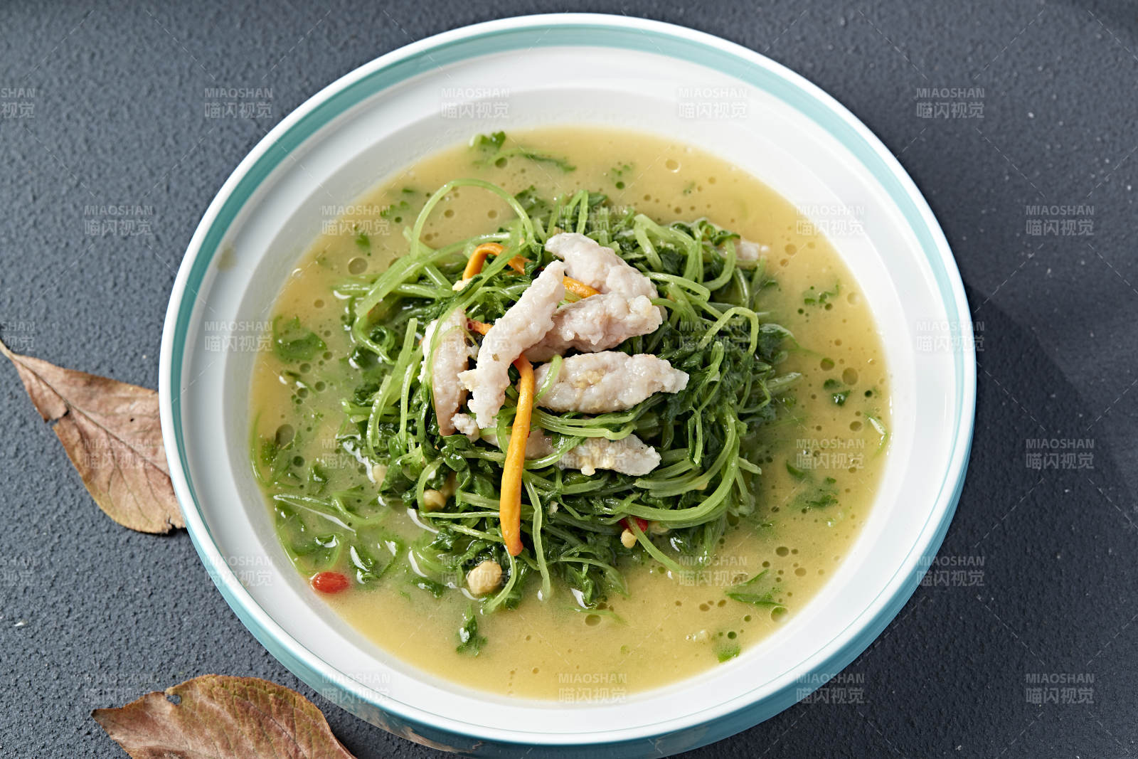 枸杞浓汤炖青菜苗鱼滑图片