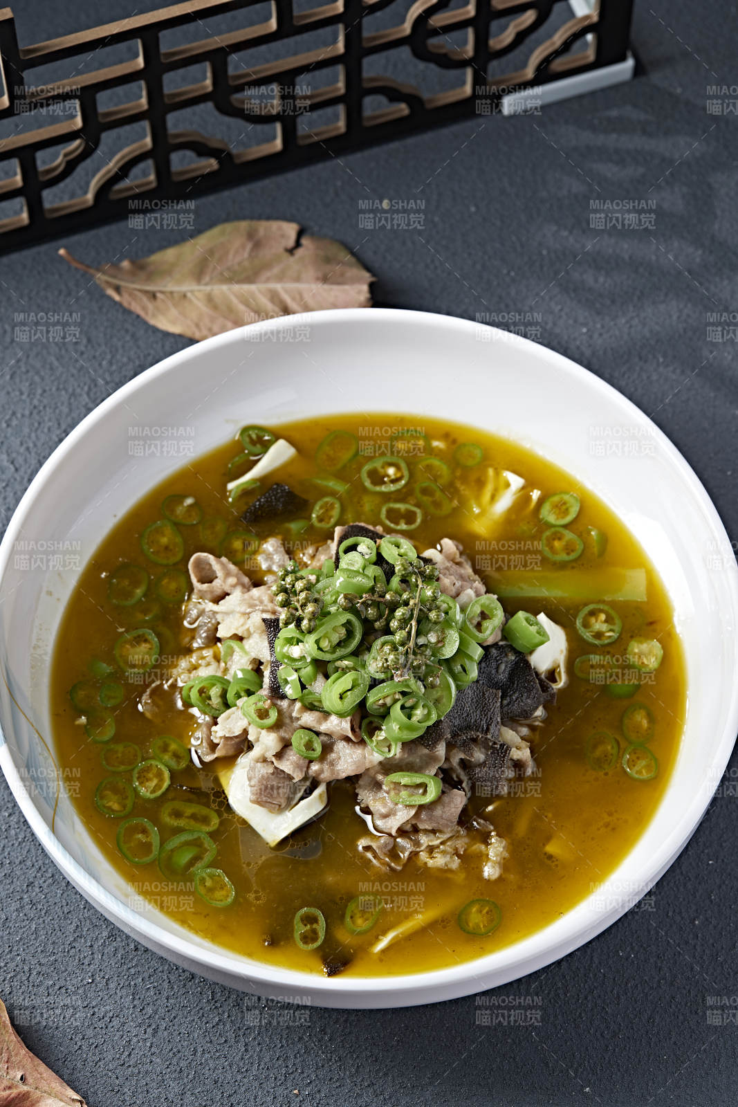 酸汤藤椒毛肚黄喉炖肥牛图片