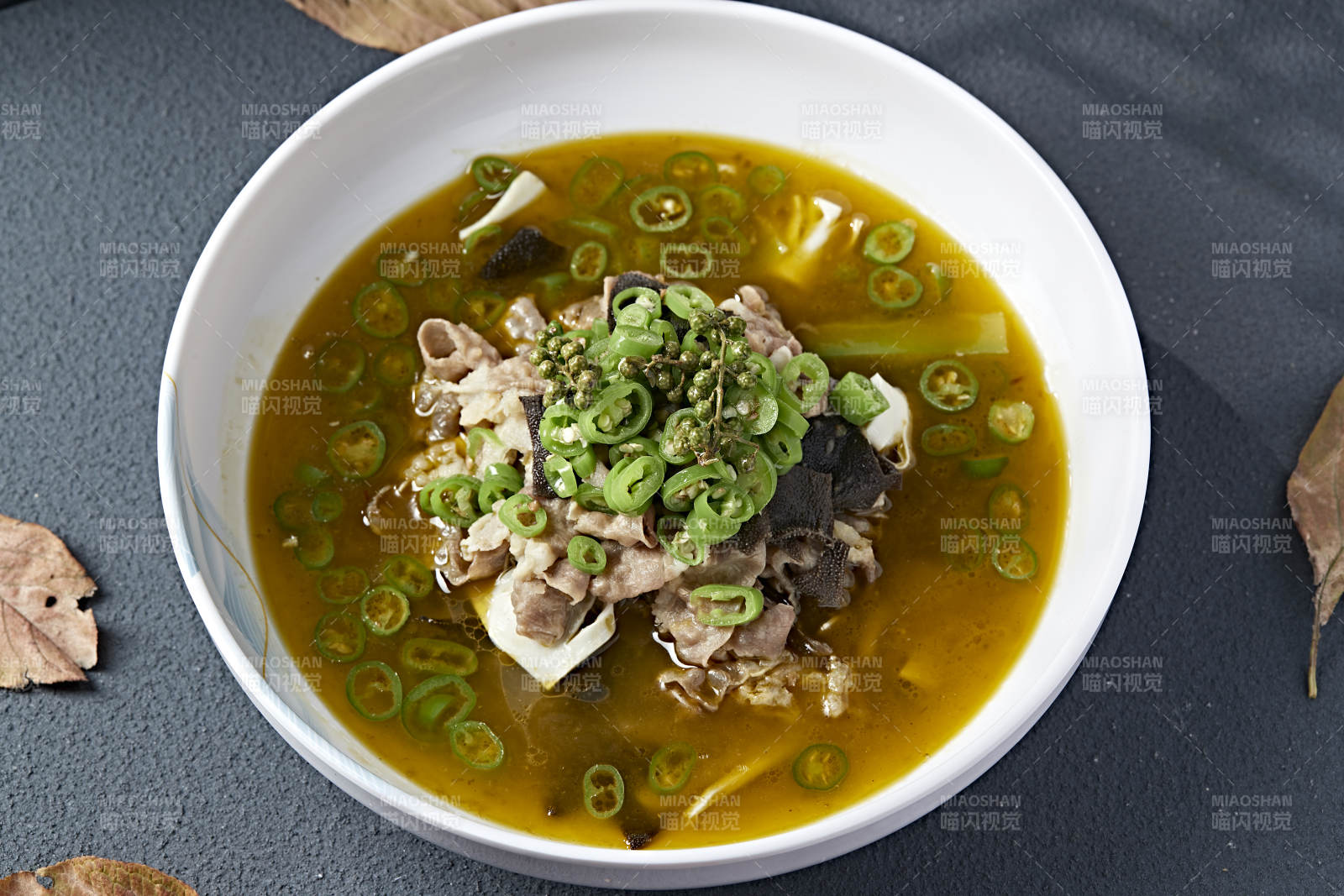 酸汤藤椒毛肚黄喉炖肥牛图片