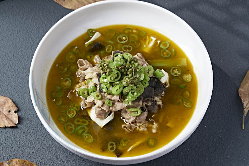 酸汤藤椒毛肚黄喉炖肥牛图片