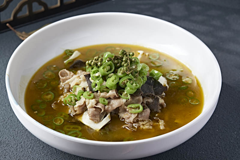 酸汤藤椒毛肚黄喉炖肥牛图片