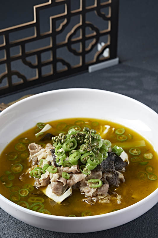 酸汤藤椒毛肚黄喉炖肥牛图片