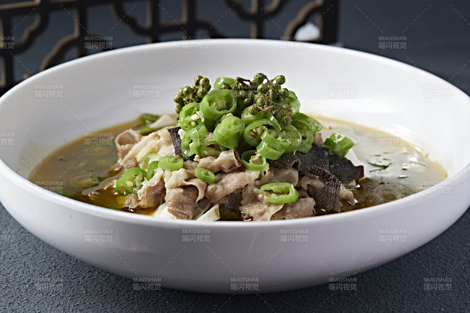 酸汤藤椒毛肚黄喉炖肥牛图片