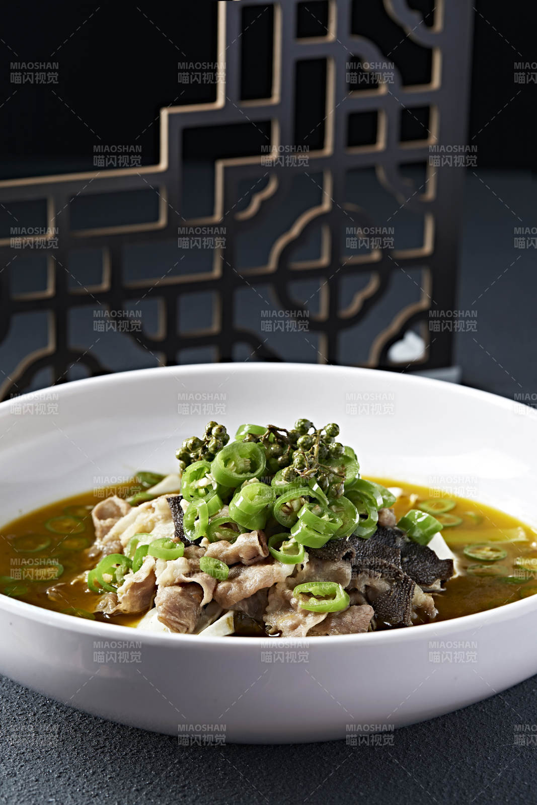 酸汤藤椒毛肚黄喉炖肥牛图片