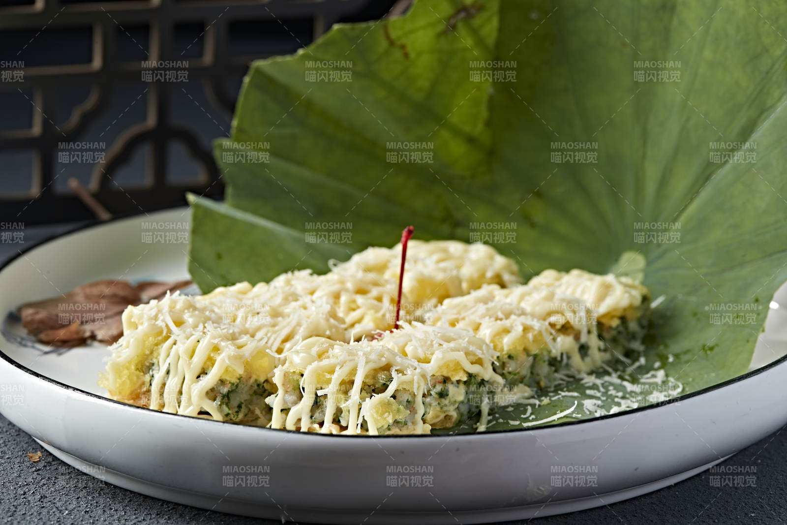 香煎蔬菜鲜虾饼淋美乃滋酱图片