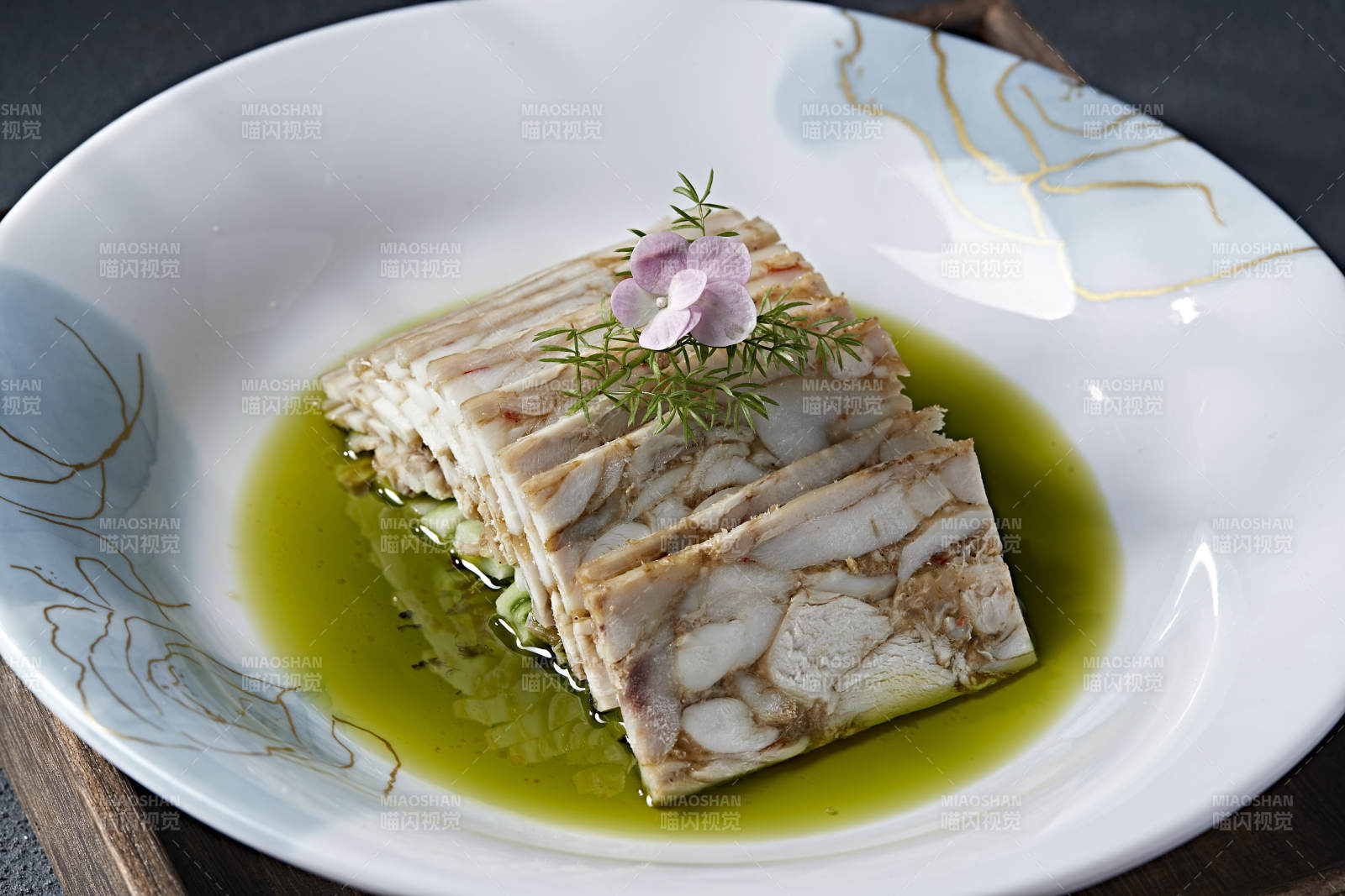 北京填鸭肉糕切片配藤椒麻油图片