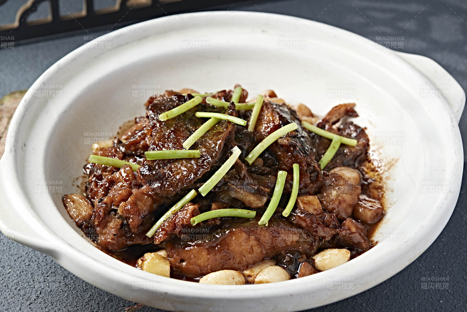 砂锅酱煲蒜香碟鱼头图片