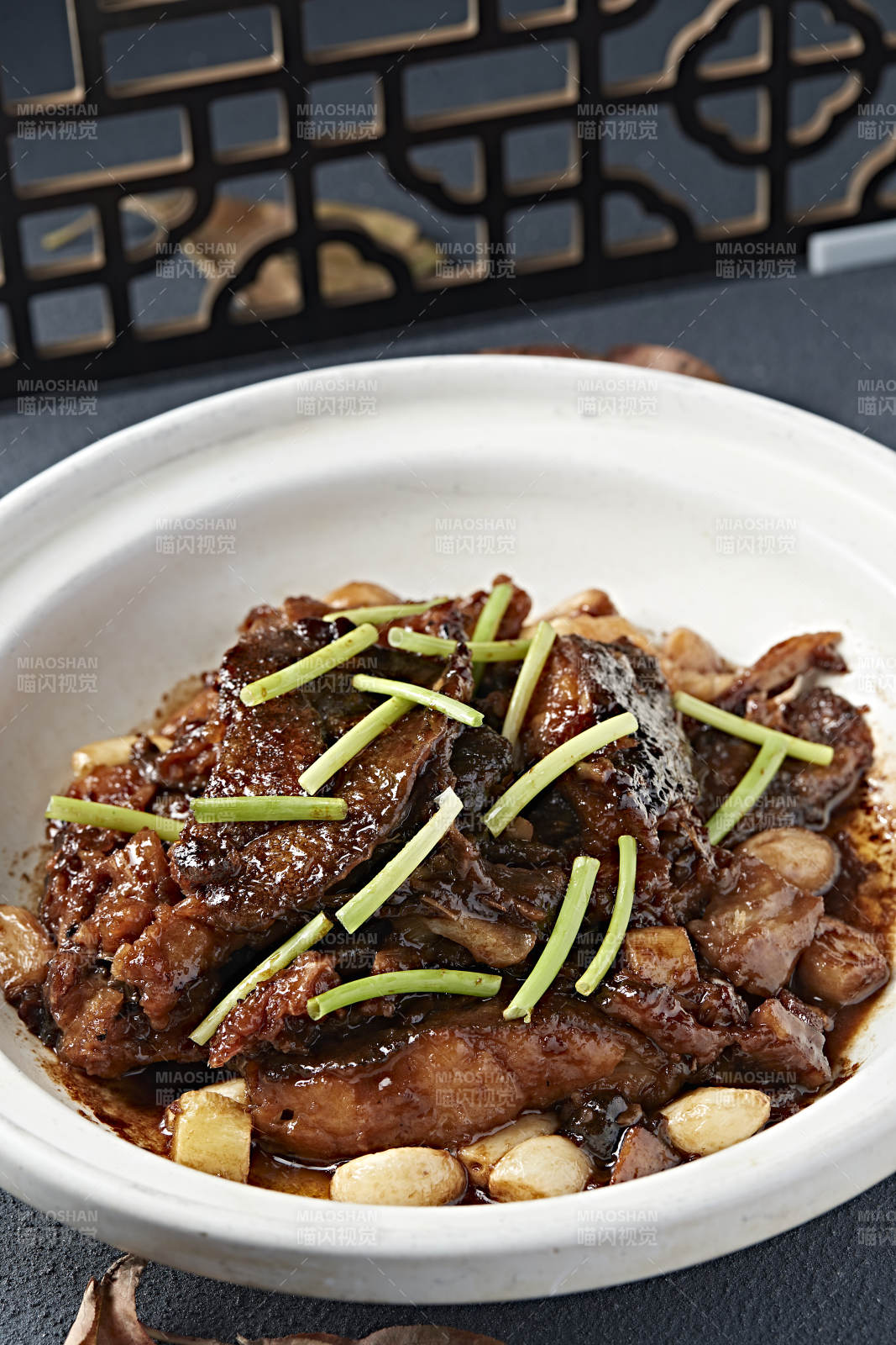 砂锅酱煲蒜香碟鱼头图片