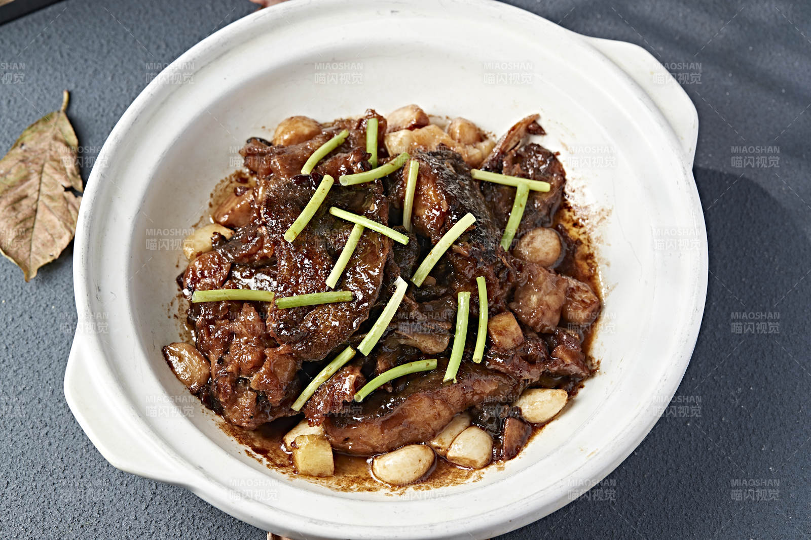 砂锅酱煲蒜香碟鱼头图片