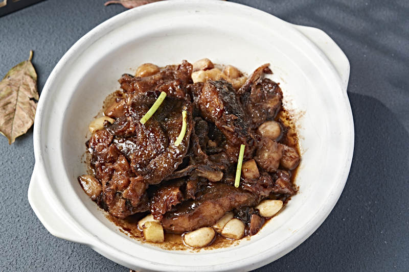 砂锅酱煲蒜香碟鱼头图片