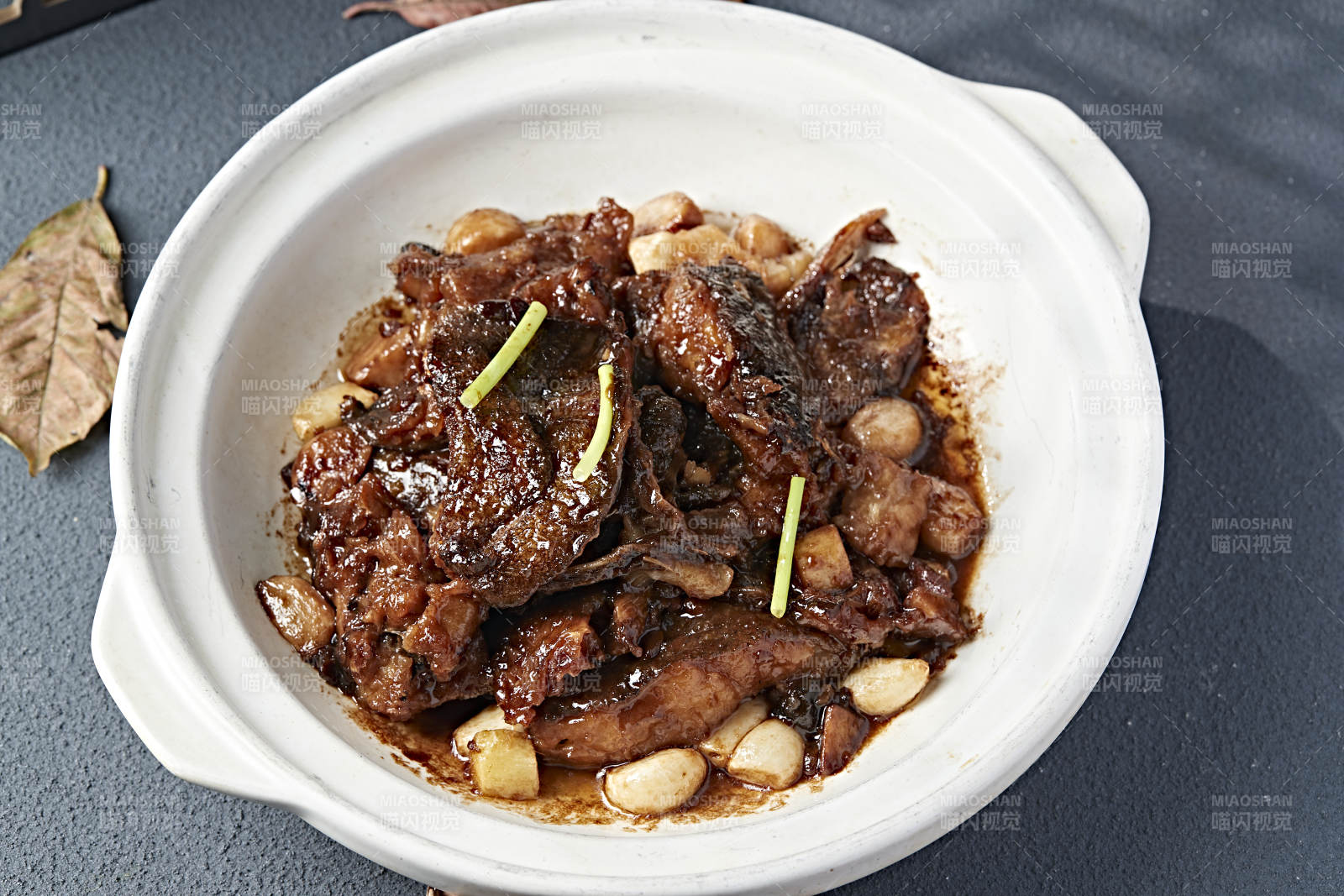 砂锅酱煲蒜香碟鱼头图片