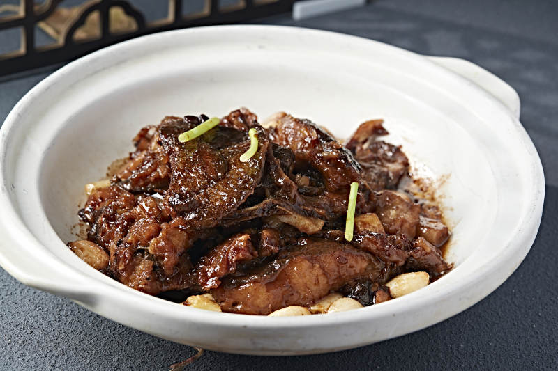 砂锅酱煲蒜香碟鱼头图片